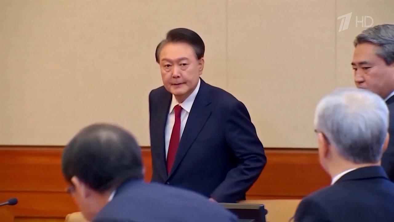 В Южной Корее приговорили к пожизненному заключению бывшего президента Юн Сок Еля смотреть онлайн