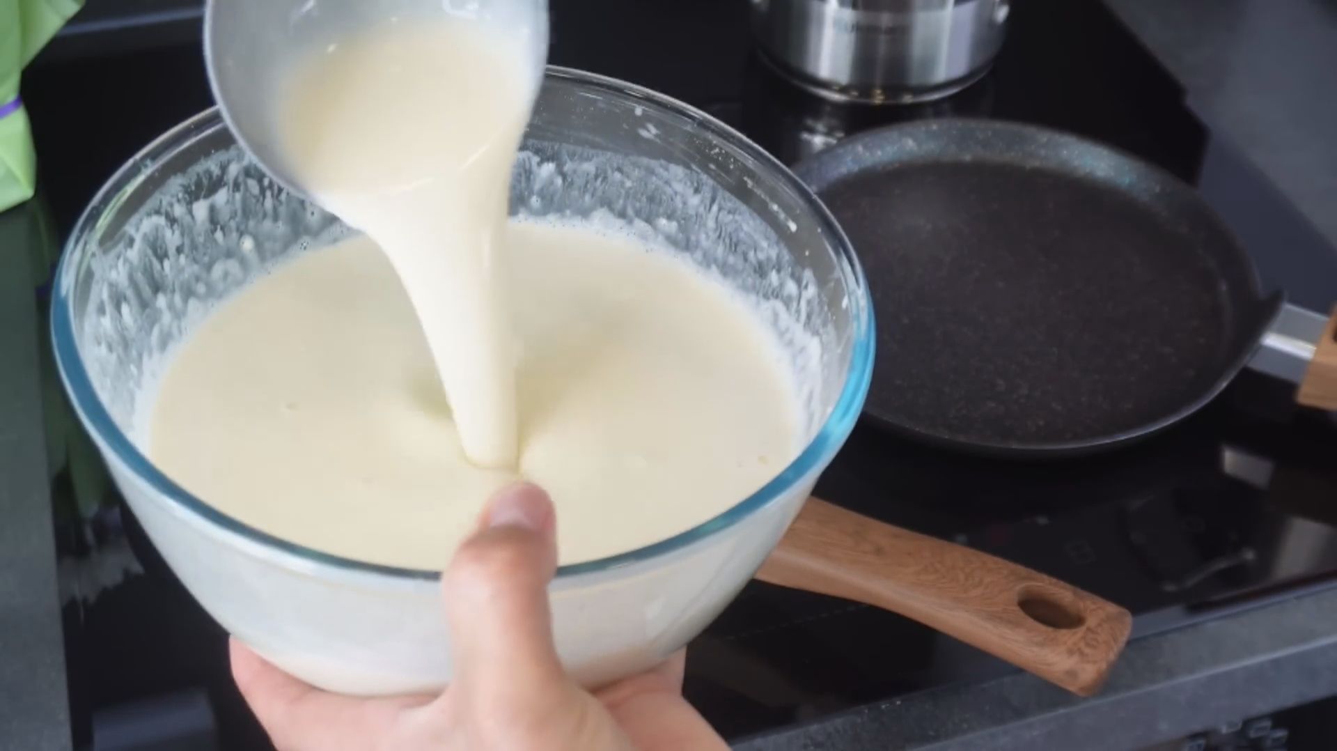 Обожаю это блинное тесто, потому что оно никогда не подводит. смотреть онлайн