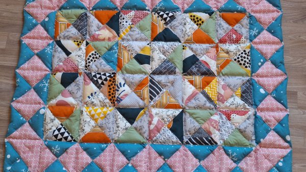 Одеяло готово.Не всё шло гладко, но результат очаровывает(меня)🤗