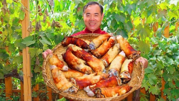 Жаркое из свиных ножек с высоким содержанием коллагена. Яркий вкус ферментированных черных бобов!