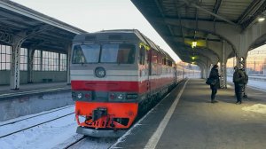 Пассажирский поезд и ТЭП70-0240 на Витебском вокзале, 2026 год