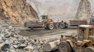 Навыки оператора колесного погрузчика Caterpillar 966 Погрузка тяжелого камня на погрузчик CAT 966