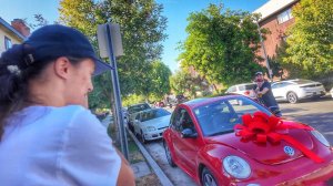 Она получила машину в подарок и была шокирована!