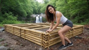 Молодая девушка строит бамбуковое укрытие в лесу и живет в нем долгое время. Бушкрафт