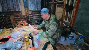 ЖИВУ В ЛЕСНОЙ ИЗБЕ ! ЧТО ПРОИСХОДИТ НОЧЬЮ В ЛЕСУ !? ГОТОВЛЮ ВКУСНОЕ БЛЮДО В ВОКЕ НА КОСТРЕ . 1 серия