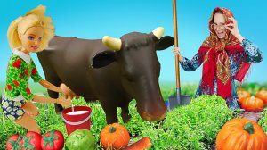 БАРБИ В ДЕРЕВНЕ: ДОИТ КОРОВУ И ПОЛЕТ ОГОРОД НА КАБЛУКАХ🐮👗 Баба Маня ЗАГРУЗИЛА внучку работой! 😱👵