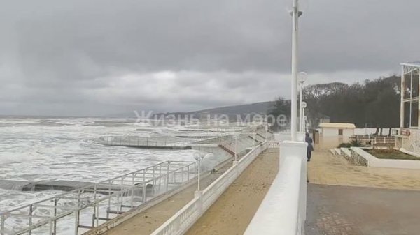 Штормовая обстановка в Дивноморске сегодня на пляжах Энергетик, Голубая даль и других