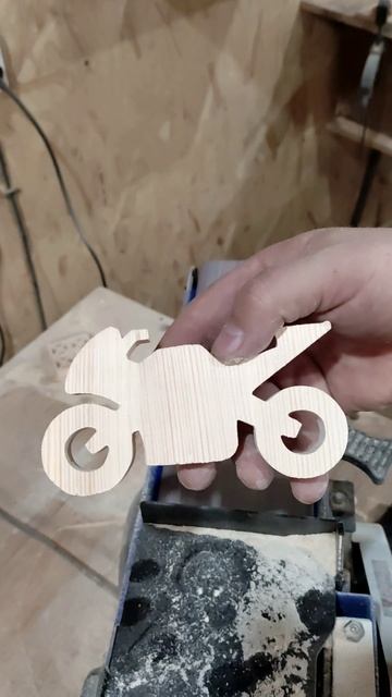 Шлифовка Спортивного мотоцикла из дерева выпиленного на лобзиковом станке