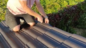 Подрезка бесшумной резиновой кровли Гумибо обычным столярным ножом