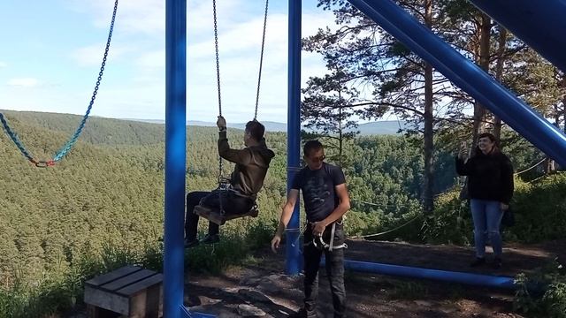 На качелях над пропастью смотреть онлайн