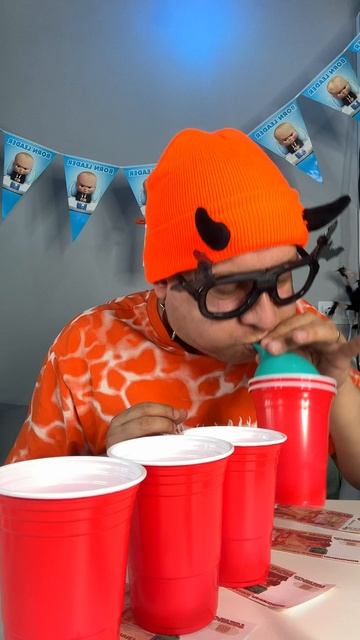 Сложи стаканы шариком