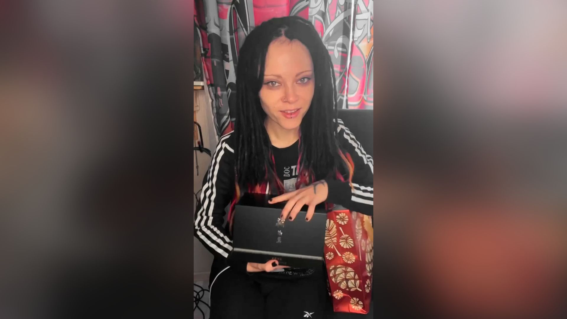 Даша Ставрович распаковывает подарки