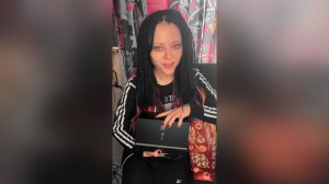 Даша Ставрович распаковывает подарки