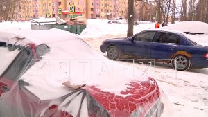 Забрасывают яйцами автомобили и кидают угрозы — жители Автозавода организовали незаконную парковку