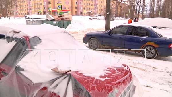 Забрасывают яйцами автомобили и кидают угрозы — жители Автозавода организовали незаконную парковку