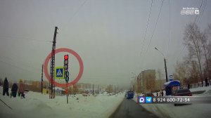 Нажал и пошёл на красный: братчане не поняли, как работает новый светофор на Рябикова