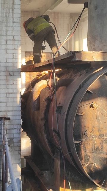 Демоны режут газом.