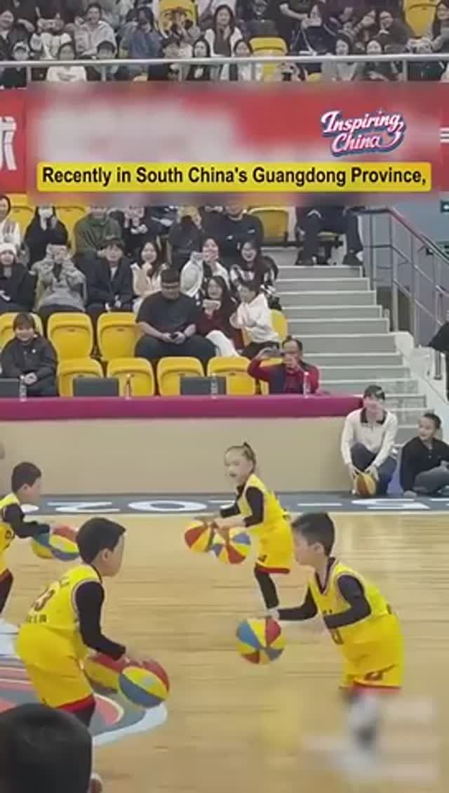 Малой потерял мяч, пришлось работать одним, но потом товарищ выручил! смотреть онлайн