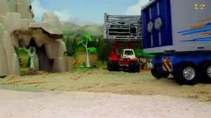 Мультики про машинки. Трактор загружает полный самосвал, который на дороге попадает в аварию