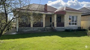 Просторный дом с большой террасой и садом