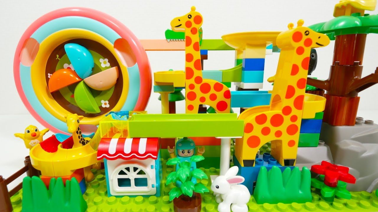 СТРОИМ ГОРКУ ДЛЯ ШАРИКОВ С ЖИРАФИКАМИ КАТАЕМ ШАРИКИ ВИДЕО ДЛЯ ДЕТЕЙ ДЕТСКИЙ КАНАЛ ИГРАЛКИ-ЗАЛИПАЛКИ