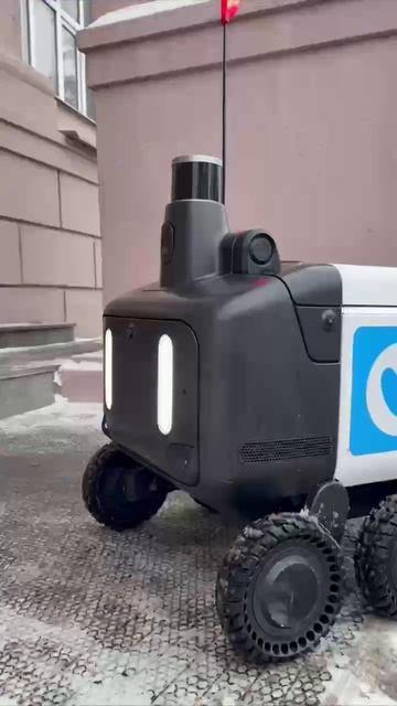 Мини-робот у А-корпуса смотреть онлайн