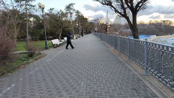 Анапа. Похолодало. Море шикарно штормит! Предзакатная набережная. 19 февраля 2026.