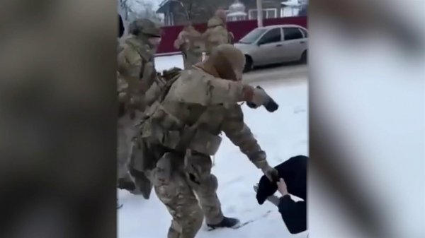 На Украине сотрудники ТЦК устроили массовую драку со стрельбой, пытаясь мобилизовать мужчину.