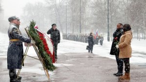 Президент Мадагаскара Микаэль Рандрианирина возложил венок к Могиле Неизвестного Солдата в Москве