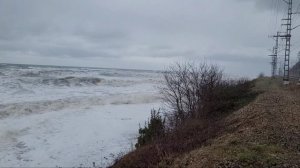 Волны накрывают весь пляж: шторм в Сочи 19 февраля 2026