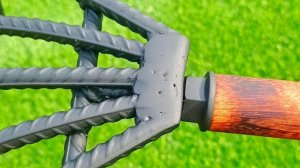 Простая самоделка из арматуры и шпильки.