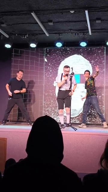 Женщина не танцую.