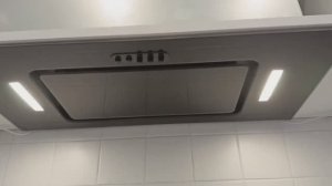 Установка встраиваемой кухонной вытяжки.