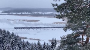 Ретропоезд Рускеальский экспресс мчится по снежной долине. Февраль 2026