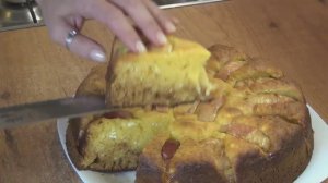 Творожная шарлотка - вкусный пирог.