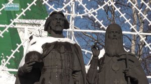 Возложение цветов к памятнику основателю