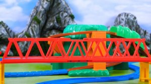 Поезда! Детская огромная железная дорога! Давай играть вместе!