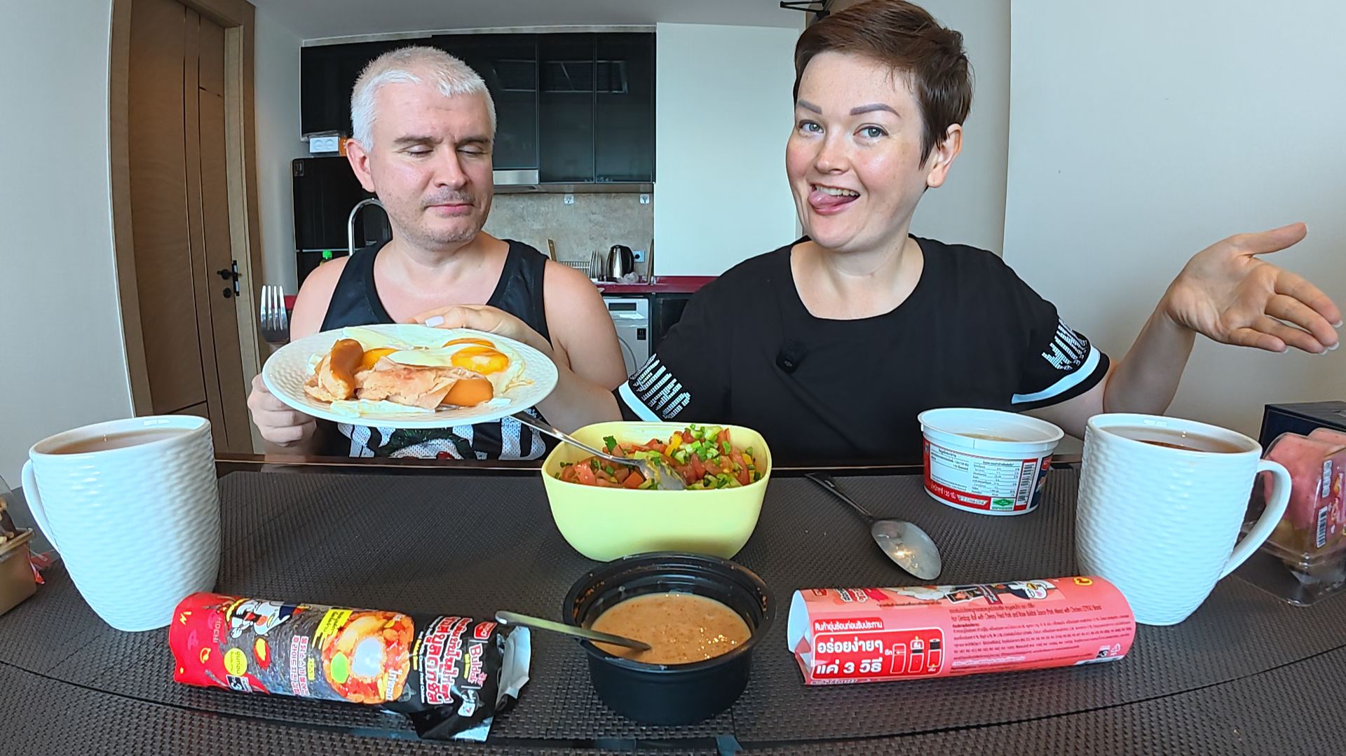 Мукбанг объедаемся ЭКСТРИМАЛЬНЫМИ тайскими вкусняшками НАПОСЛЕДОК! Семейный обед в Таиланде смотреть онлайн