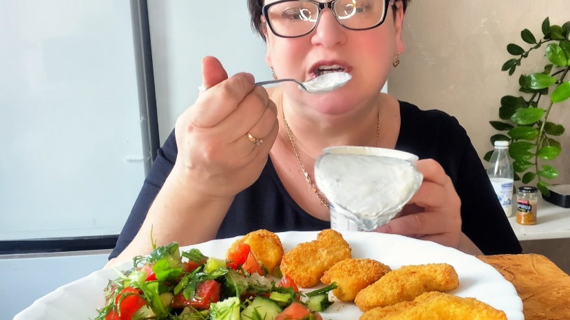 Опять про Фрукты под чавканье салатика и творожка!Мукбанг/Ем и худею! смотреть онлайн