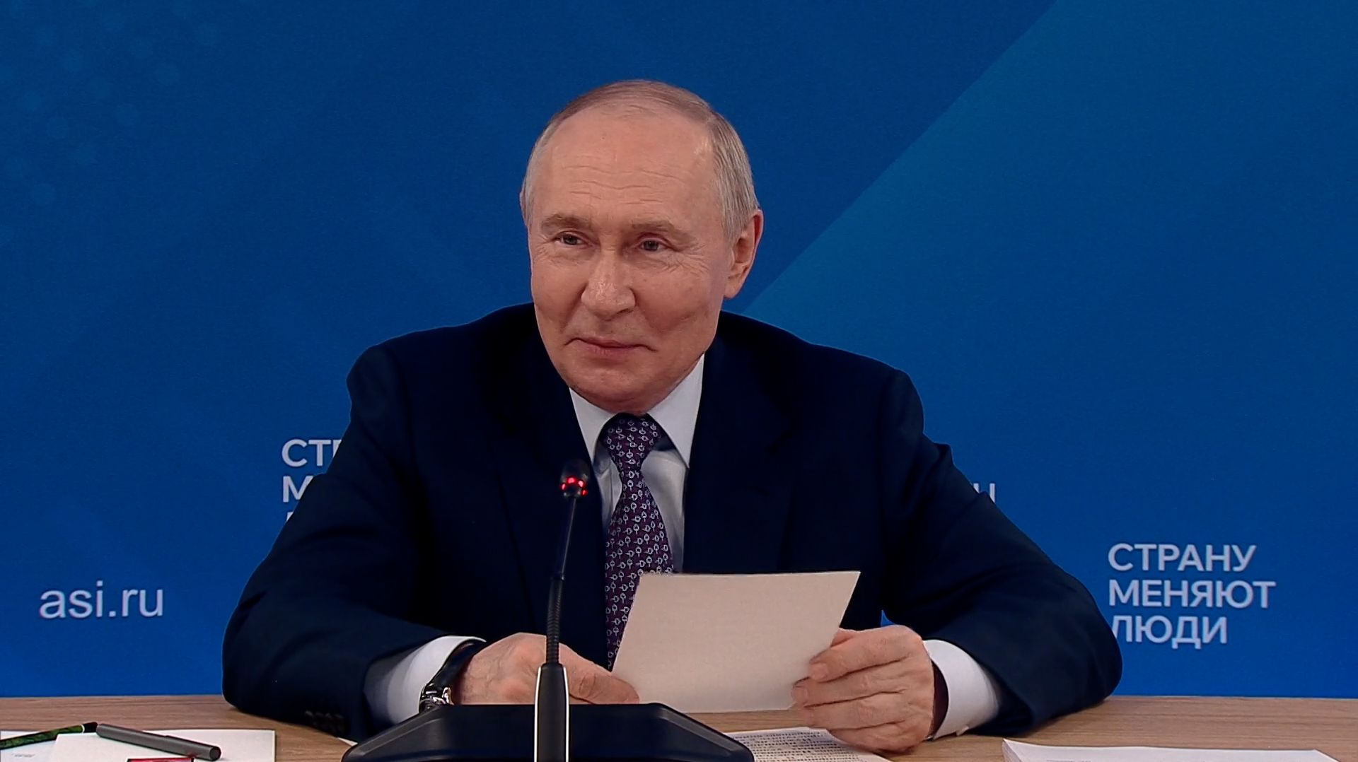 Путин объявил охоту на умы: с апреля в Россию пустят «особо ценных» иностранцев. Кого ищет Кремль? смотреть онлайн