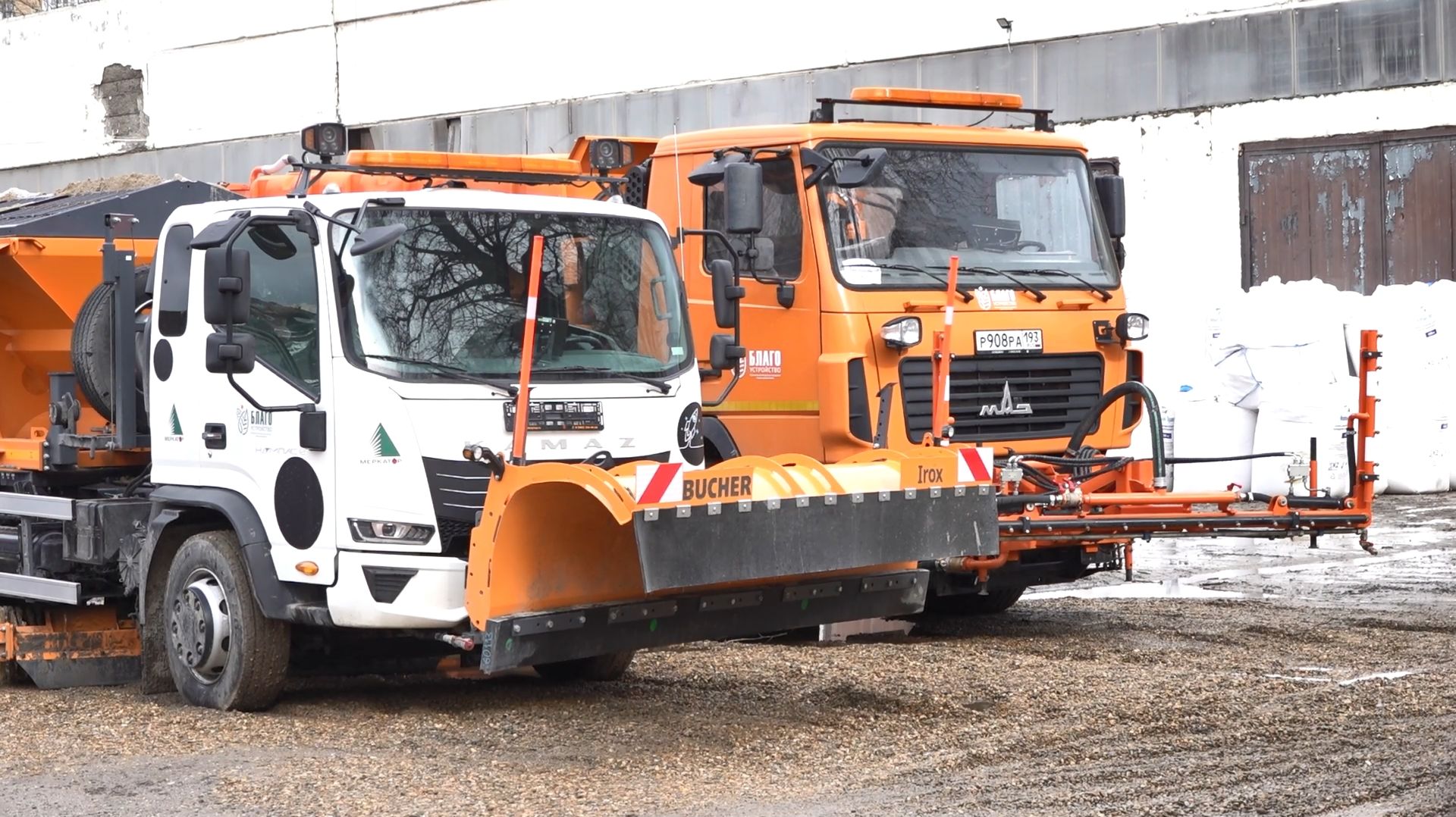 Итог ночной стихии: упавшие деревья и перекрытое движение на Пионерском проспекте смотреть онлайн