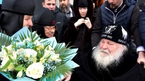 Он раны сердца исцелит!