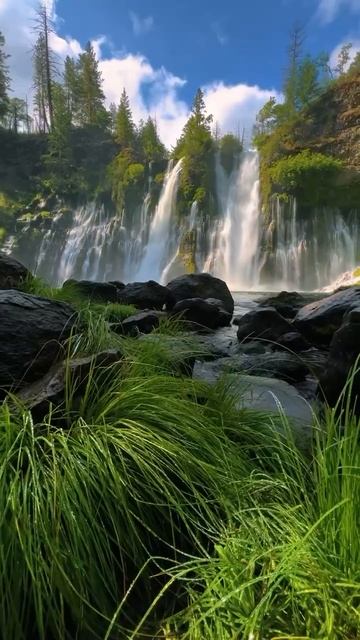 У ЧУДЕСНОГО ГОРНОГО ВОДОПАДА.