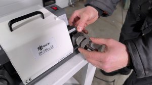 Станок для заточки сверл AURA ZM-13D в работе