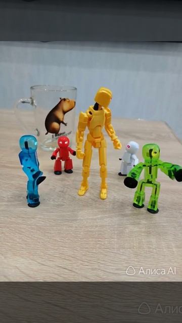 Пока Stikbotы разговаривают капибара смылась в стакане