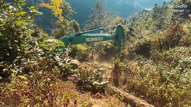 БЕЗУМНО рискованное строительство на крутой горной дороге с помощью экскаватора Kobelco! смотреть онлайн