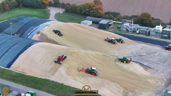 Здесь 7 тракторов толкают кукурузу, крупногабаритная мощность 5,6 мегаватт BGA Цветочная деревня тол