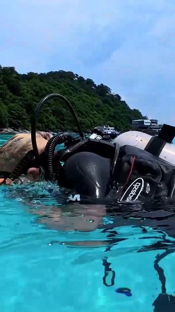 Прыжок с катера в воду в акваланге 🌊🤿