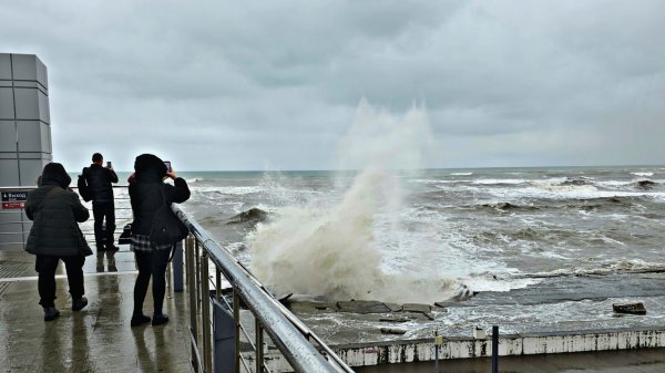 ✅️🌴19 ФЕВРАЛЕ В АДЛЕРЕ: МОЩНЫЙ ШТОРМ НА МОРЕ, ЖД ВОКЗАЛ АДЛЕР И ЛУЧШАЯ СМОТРОВАЯ. АДЛЕР 2026