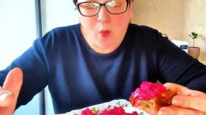 Я в восторге, намесила Шикарный хлебушек с необычной добавкой и кушаю его с Селедочным салатом!